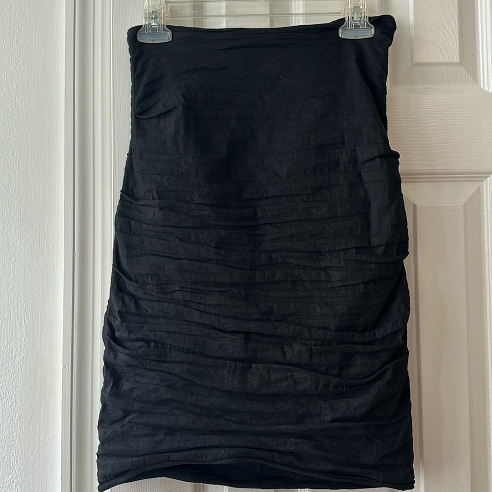Nicole Miller black Ruched skirt size 6 length is 22 inches. High waist